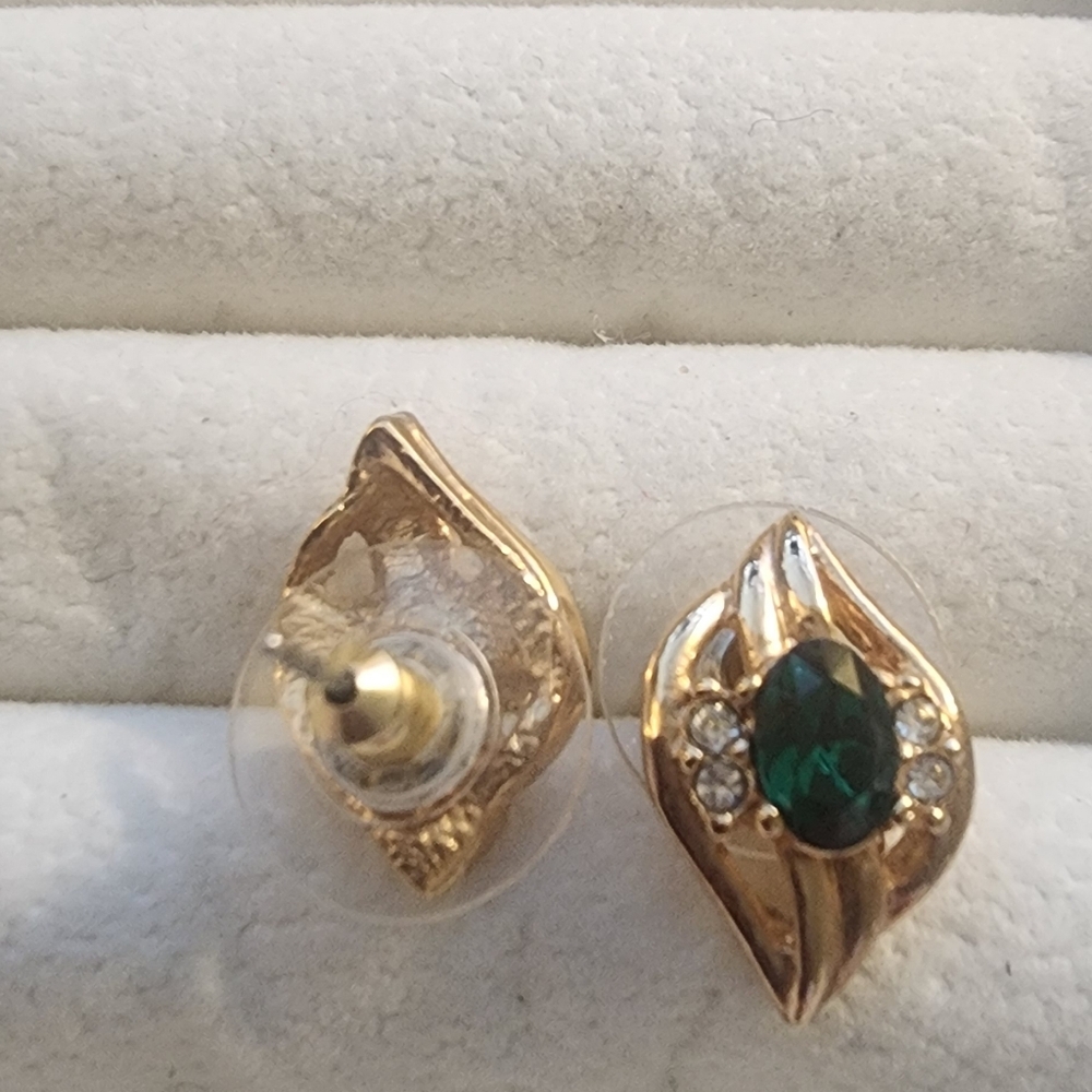 Elegant‎ Gold Tone and Green Earrings - Picture 2 of 3